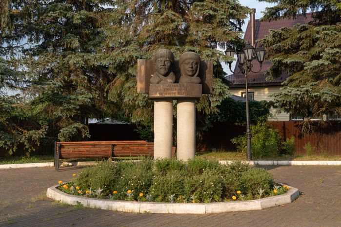 Ярополец Бюст Ленина и Крупской