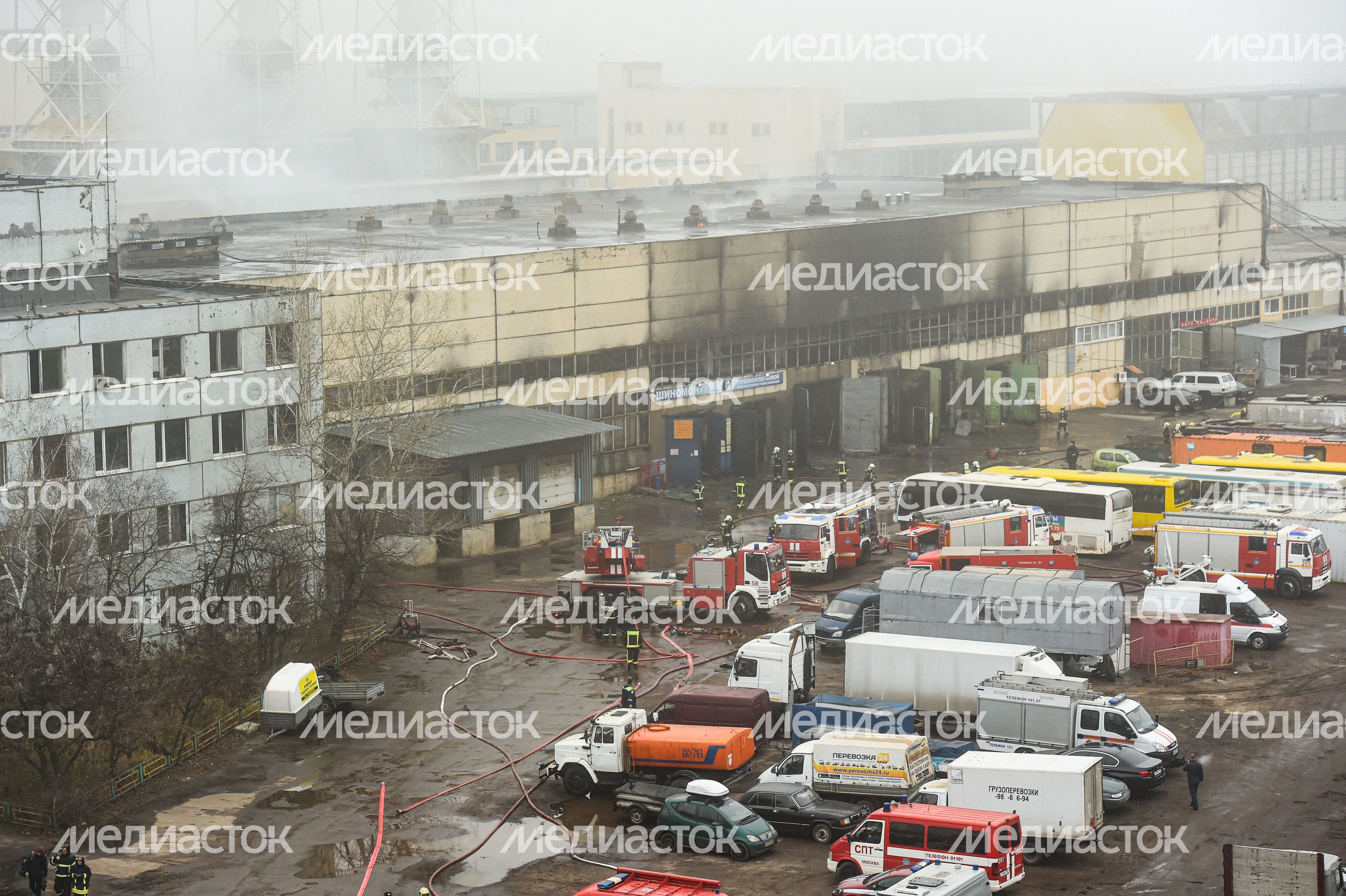 Пожар в складском помещении на улице Маршала Прошлякова в Москве