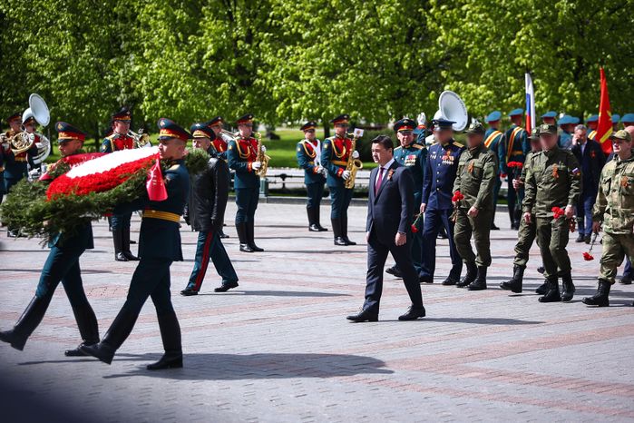 Возложение губернатором венка к Могиле Неизвестного Солдата