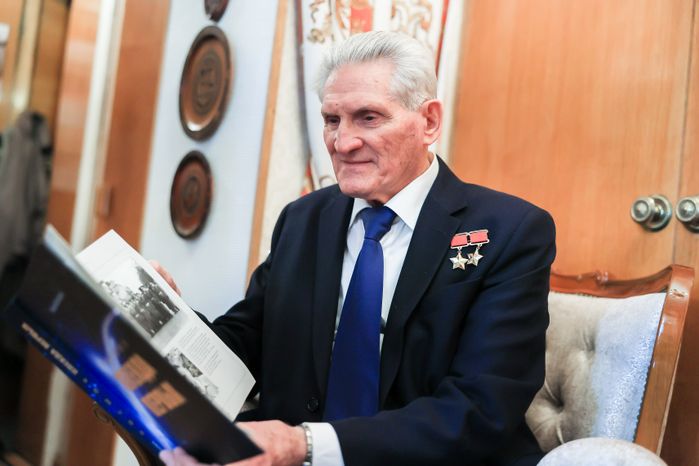 Посещение губернатором космонавта первого отряда