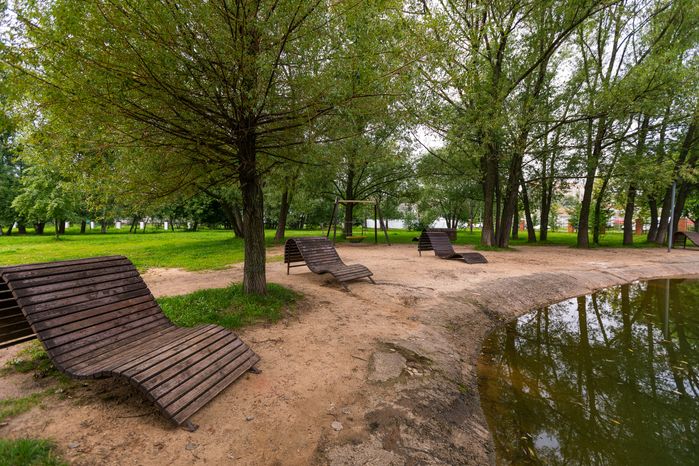 Зона отдыха у пруда в Центральном городском парке Реутова