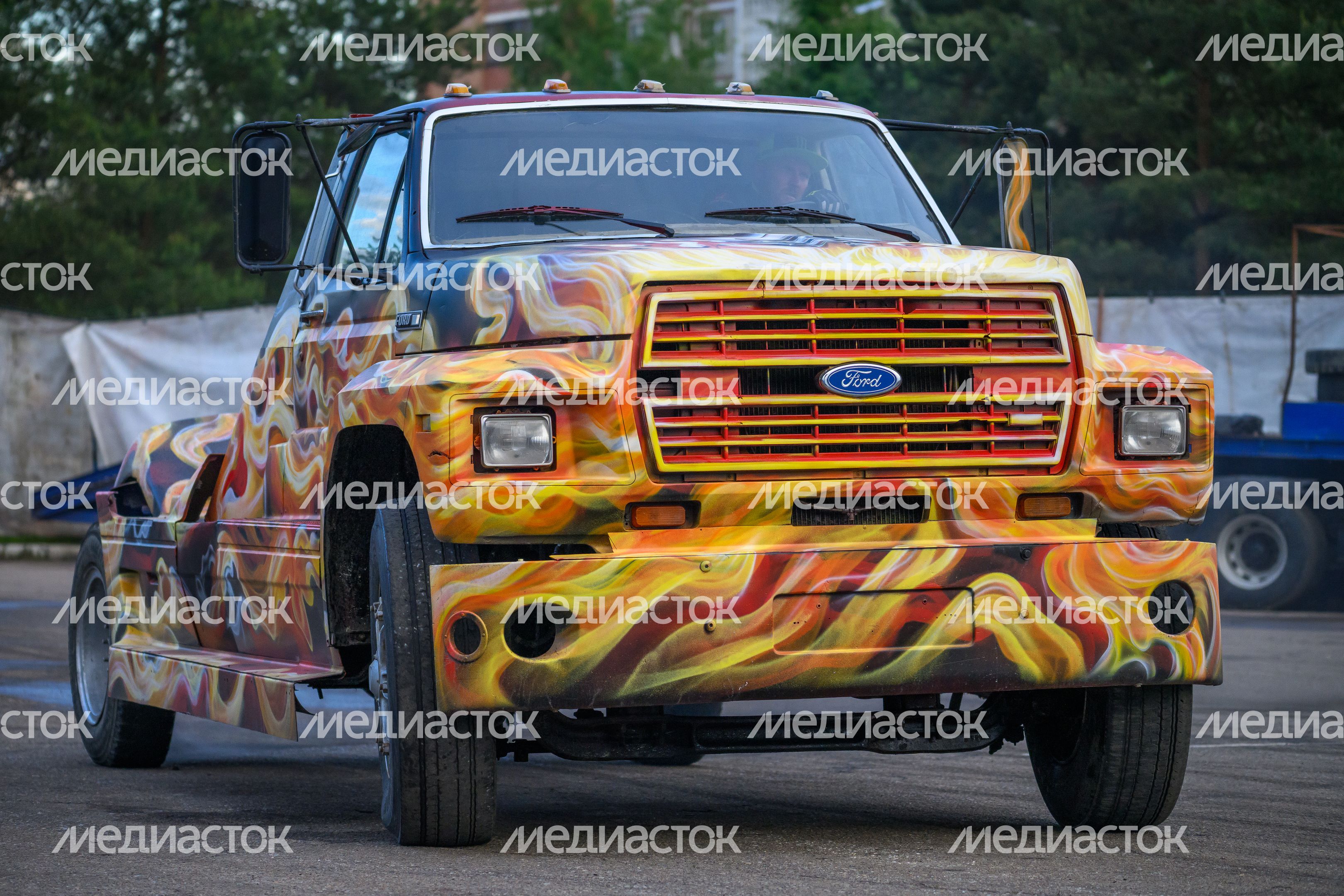 Невероятные трюки на автомобилях на шоу каскадеров в Чехове Невероятные трюки на автомобилях на шоу каскадеров в Чехове