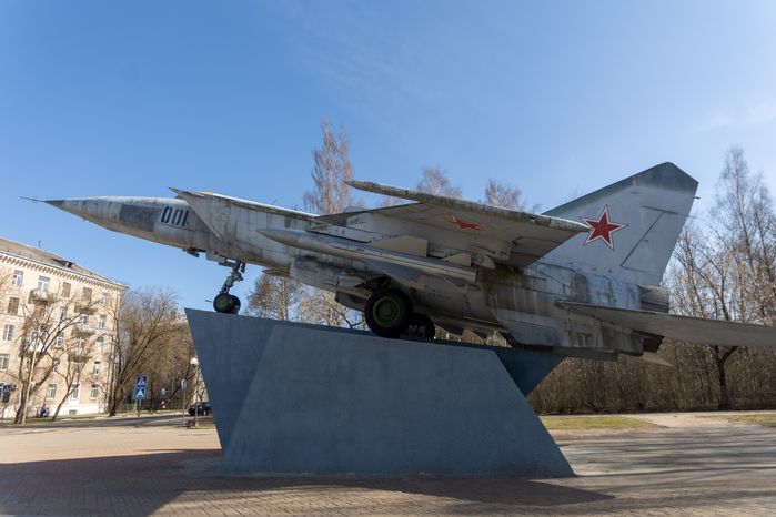 Памятник самолету Миг-25