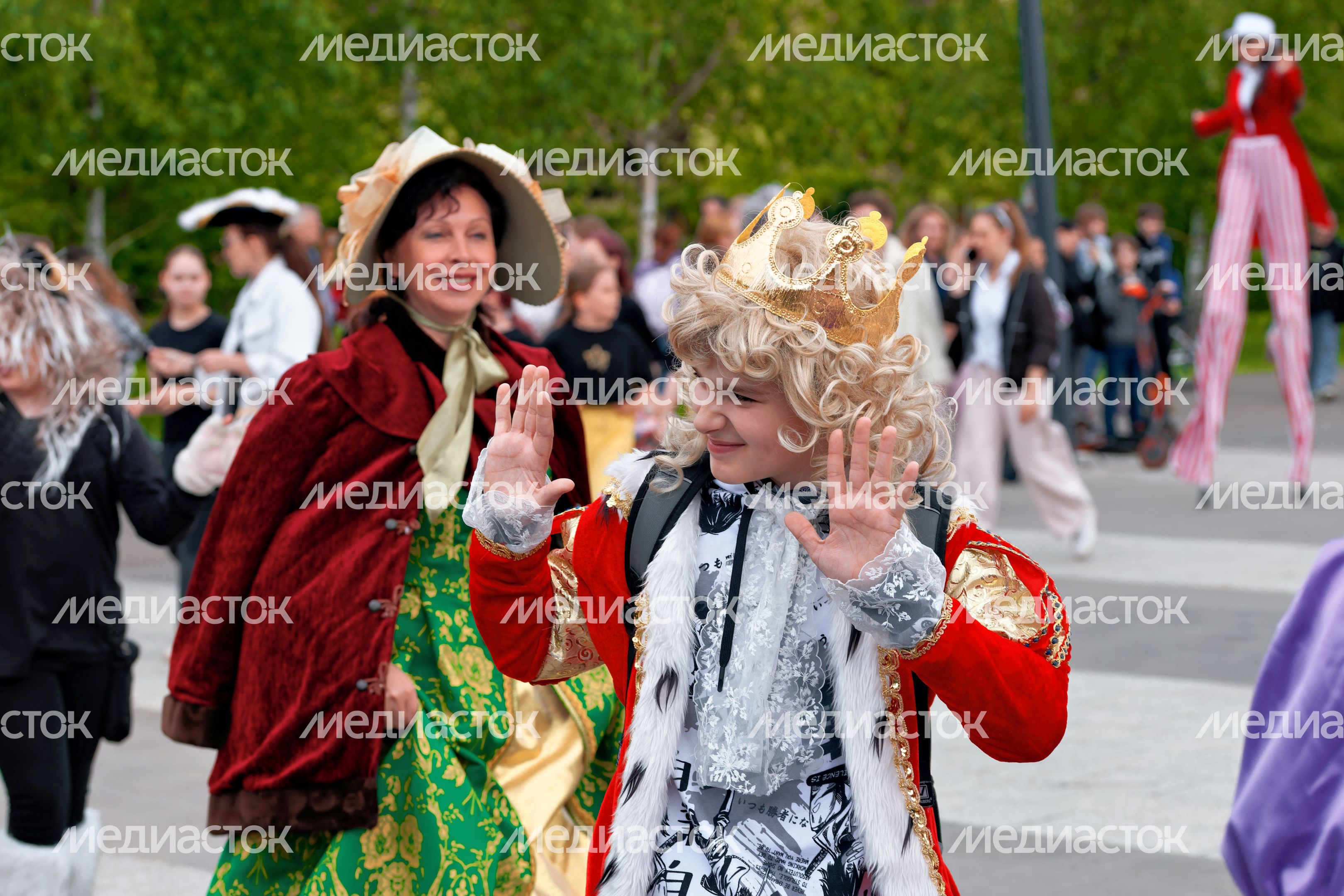 Костюмированное шествие в Центральном парке Лобни на закрытии XXX Театрального фестиваля «Русская классика» Костюмированное шествие в Центральном парке Лобни на закрытии XXX Театрального фестиваля «Русская классика»