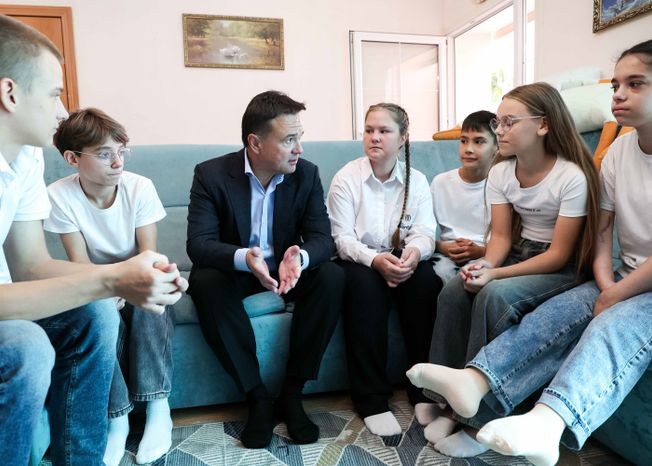 Андрей Воробьев навестил многодетную семью, воспитывающую особенных деток