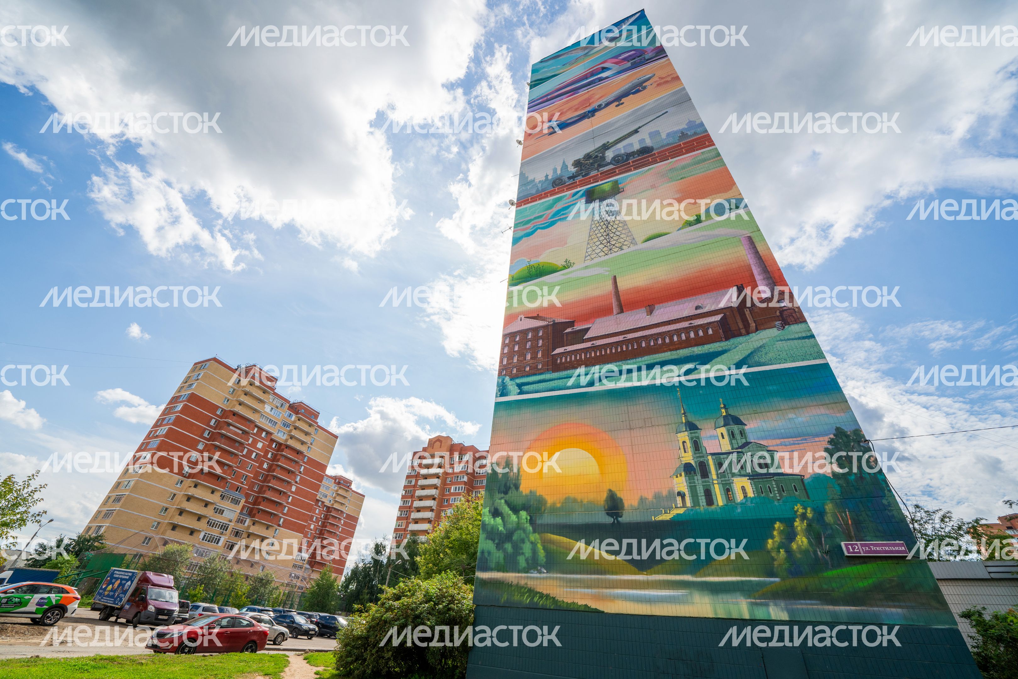 Мурал на фасаде дома 12 по улице Текстильной в микрорайоне Красная Поляна Лобни