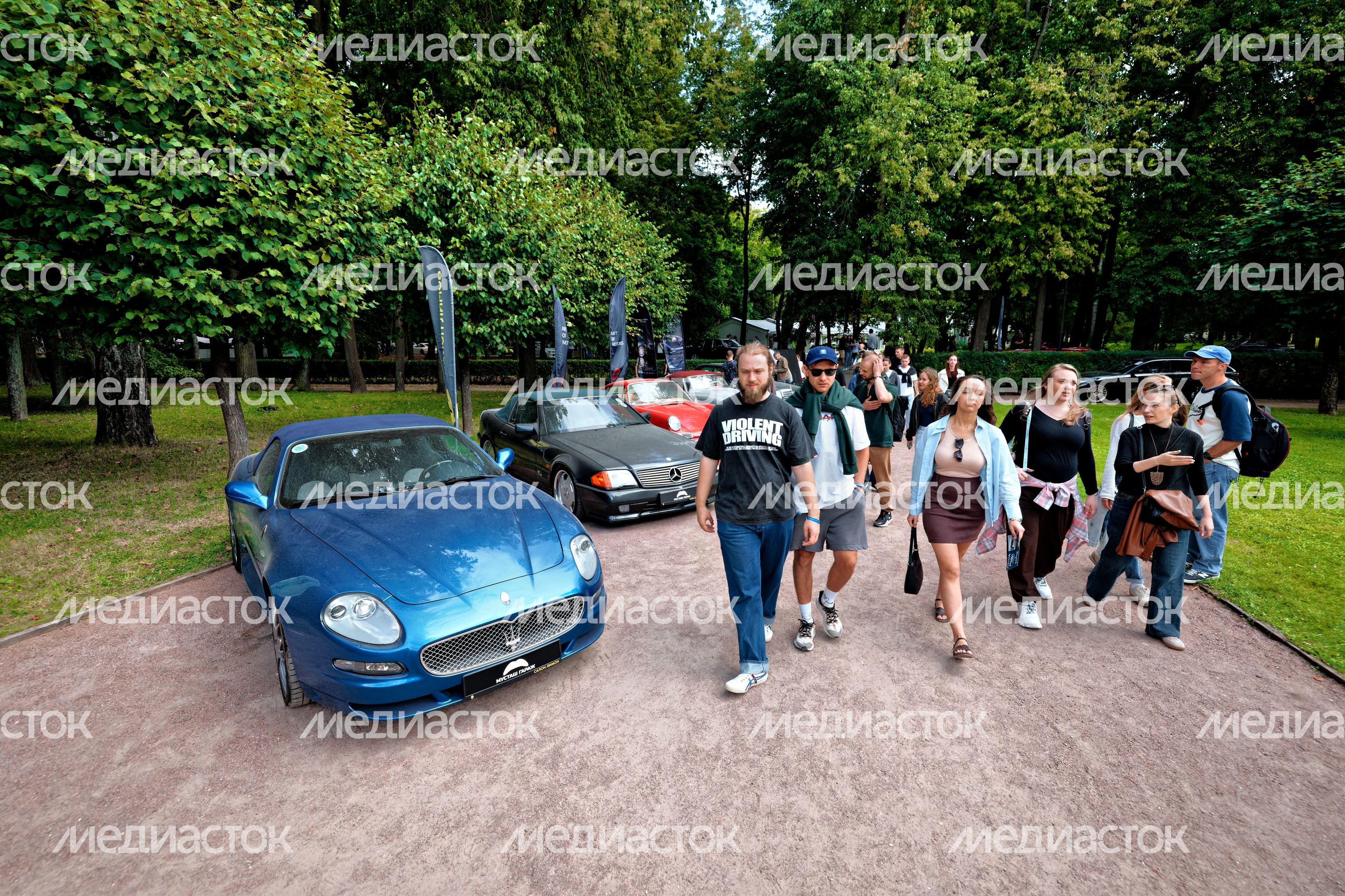 Ретроавтомобили и суперкары на автофестивале «Автовыходные в Архангельском» в округе Красногорск