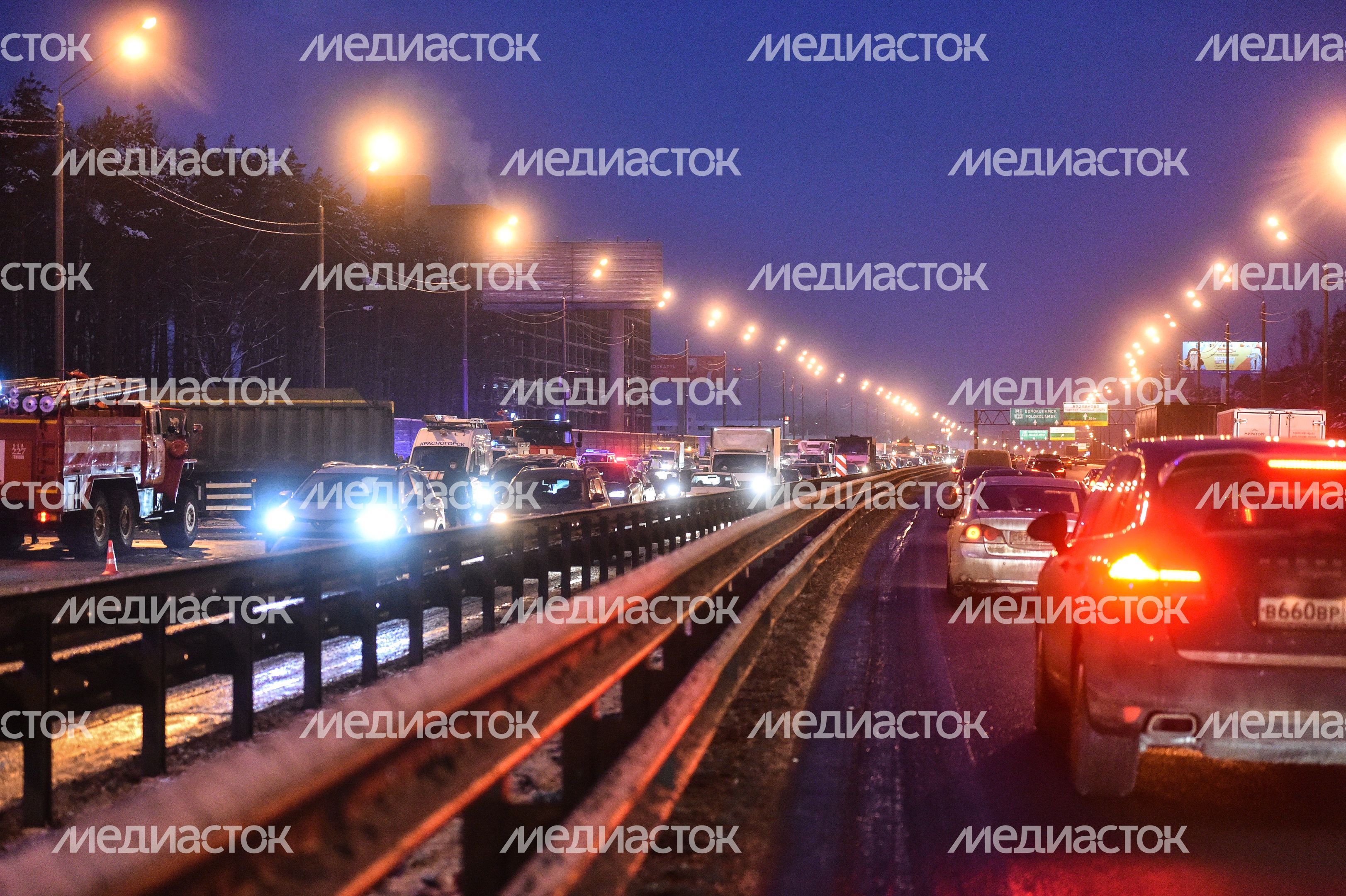 Кадры с места столкновения четырех автобусов и грузовика на Новорижском шоссе в Московской области