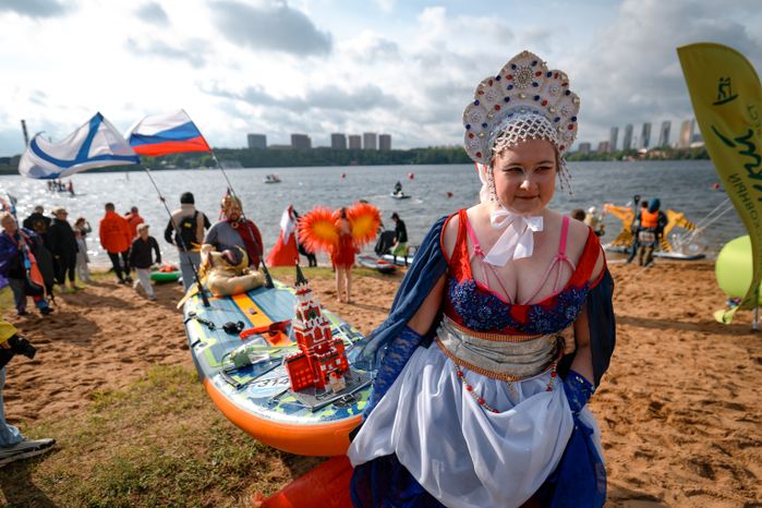 Карнавальный сап-заплыв на фестивале «Подмосковный солнечный сап-фест» в Красногорске