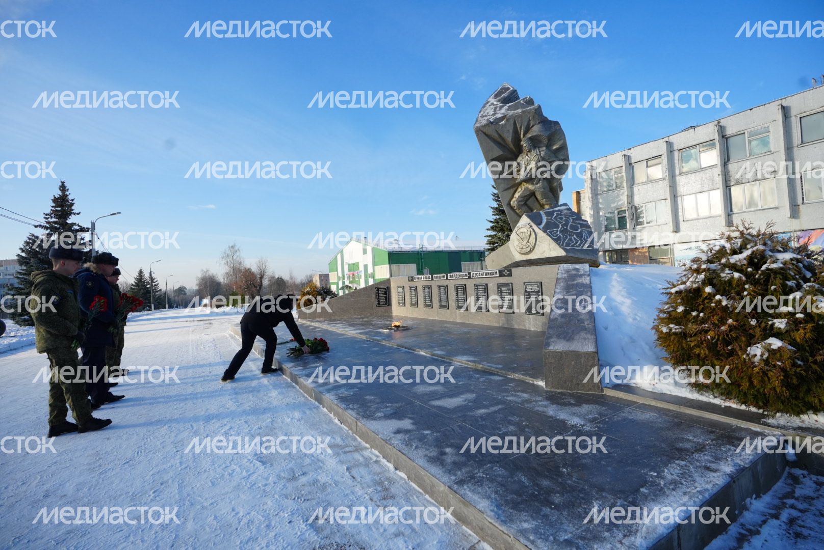 Возложение цветов к мемориалу погибших десантников Губернатором Подмосковья