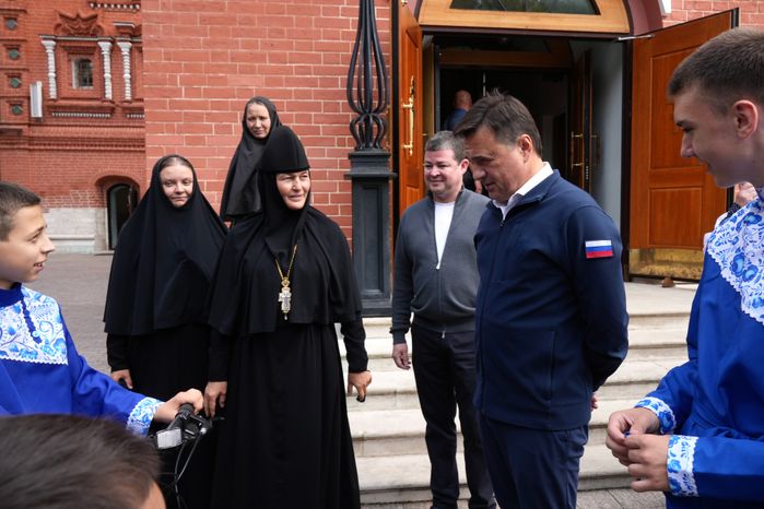 Андрей Воробьев поздравил настоятельницу и воспитанниц Покровского женского монастыря