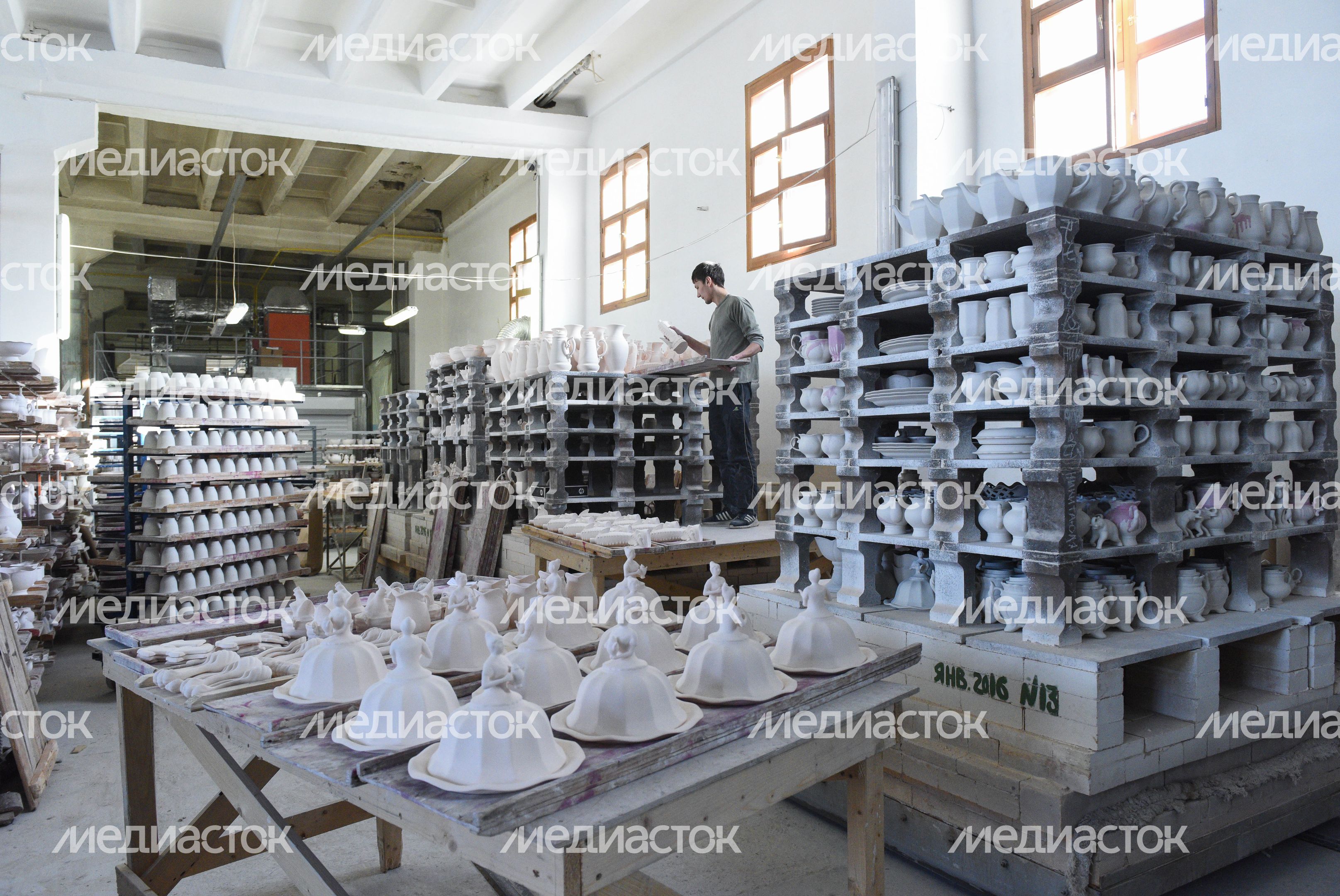 Главный художник Гжельского фарфорового завода: «Мы возродили цветную гжель»