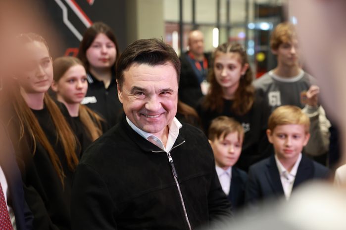 Андрей Воробьев вручил переходящий кубок Школьной лиги команде Одинцовского округа