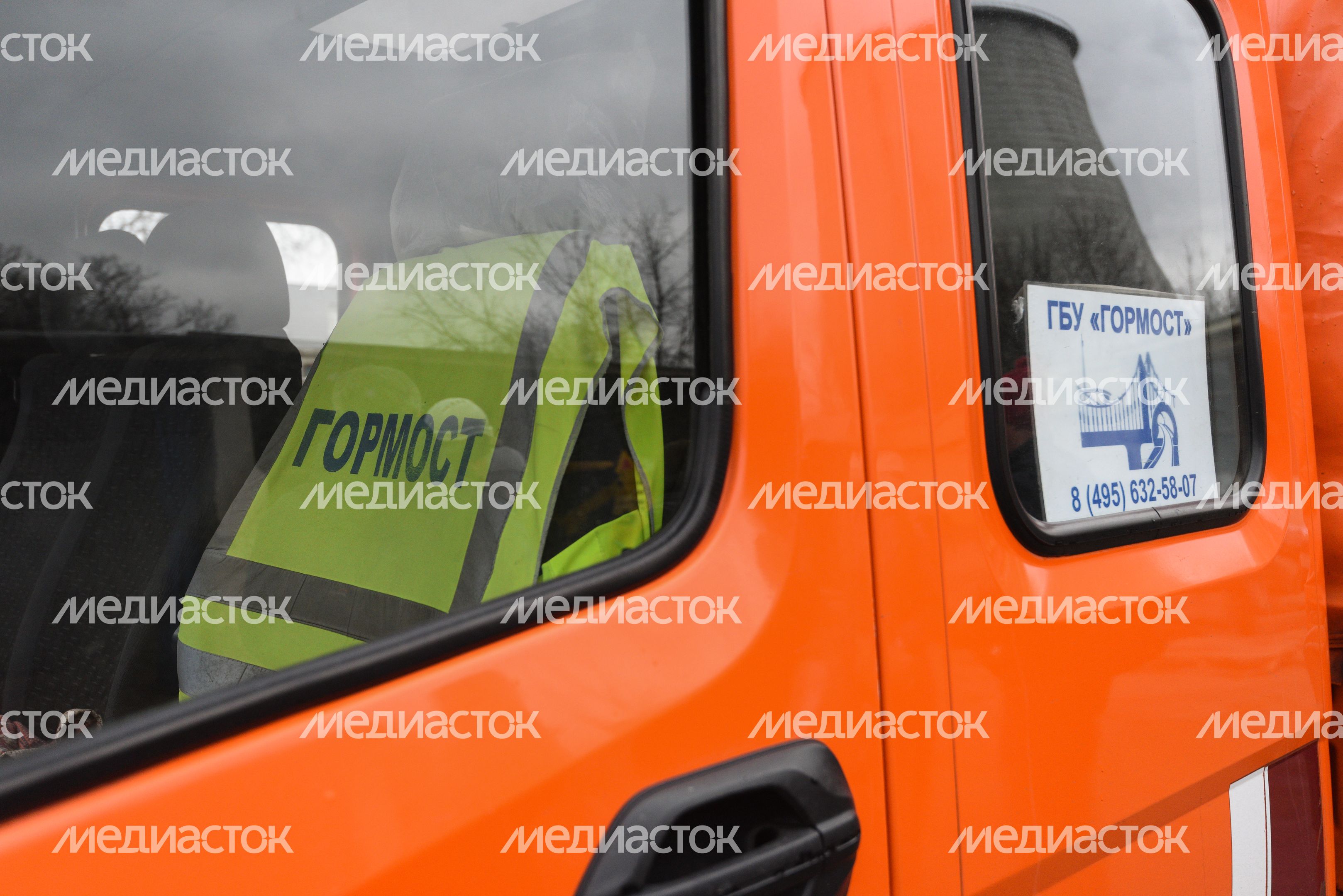 Процесс обработки гранитного камня специалистами ГБУ «Гормост» для облицовки стен подземных пешеходных переходов в Москве