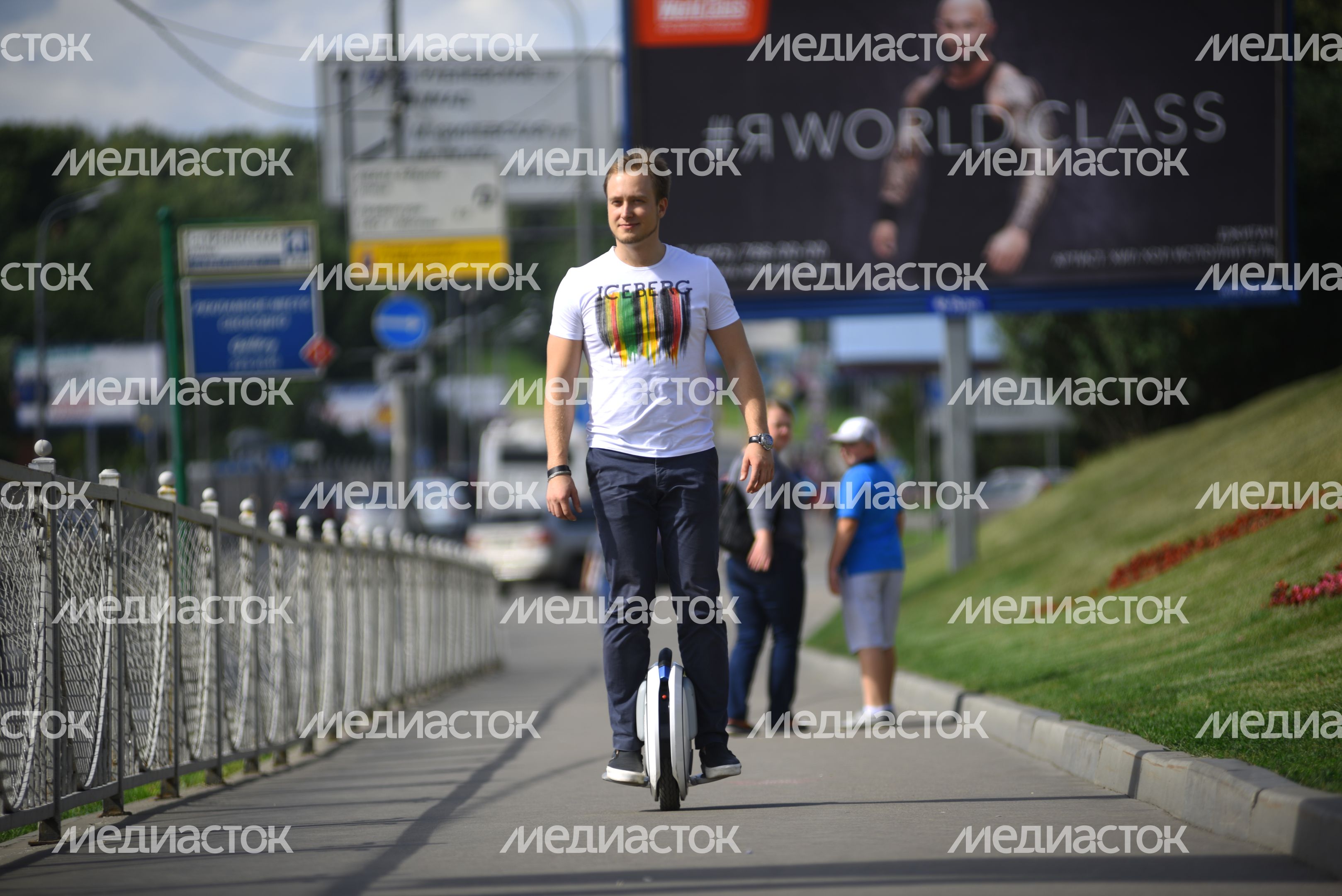 Молодой человек на моноколесе в Москве Молодой человек на моноколесе в Москве