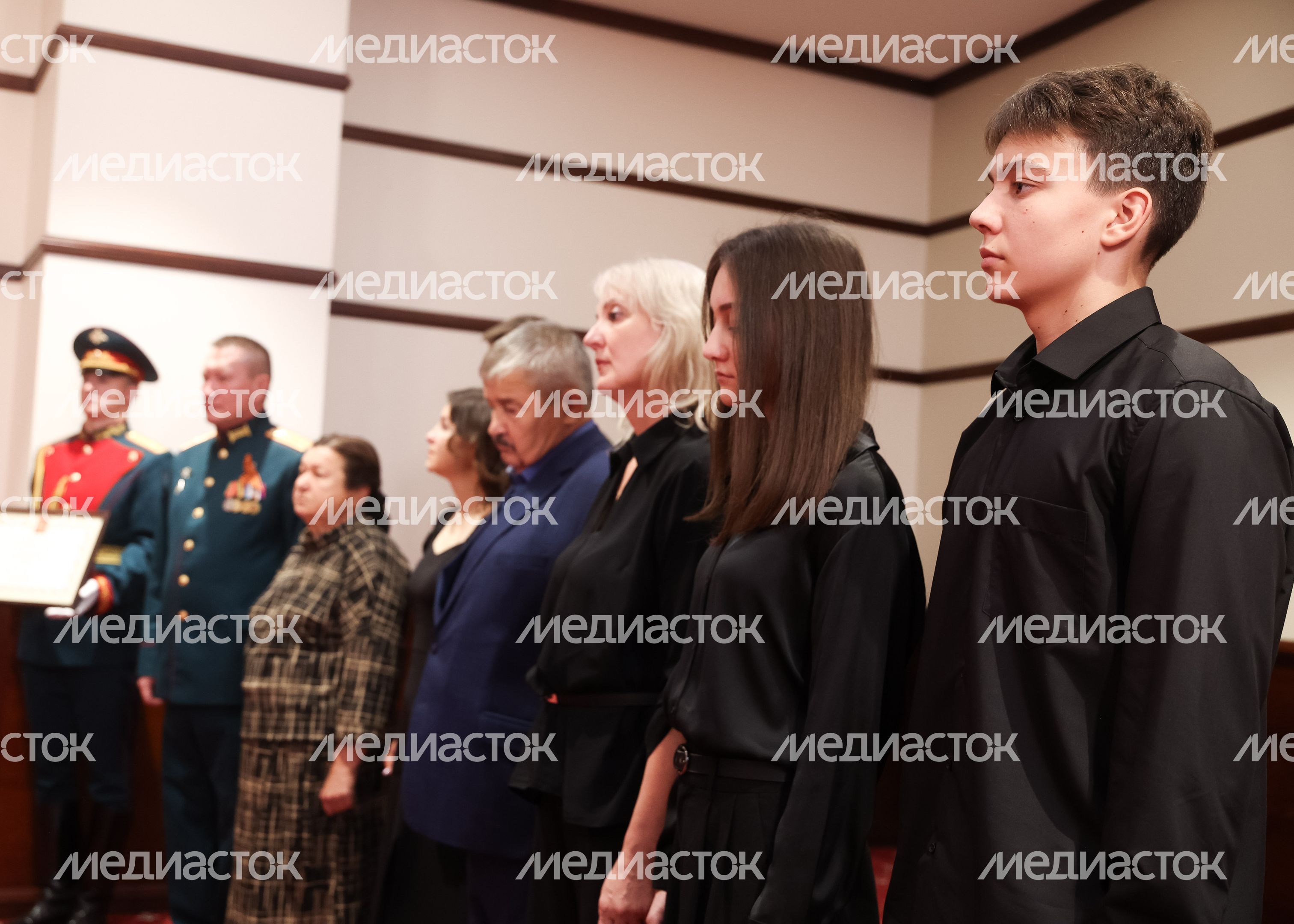 Семье подполковника Андрея Кулакова передали Золотую Звезду Героя России Семье подполковника Андрея Кулакова передали Золотую Звезду Героя России
