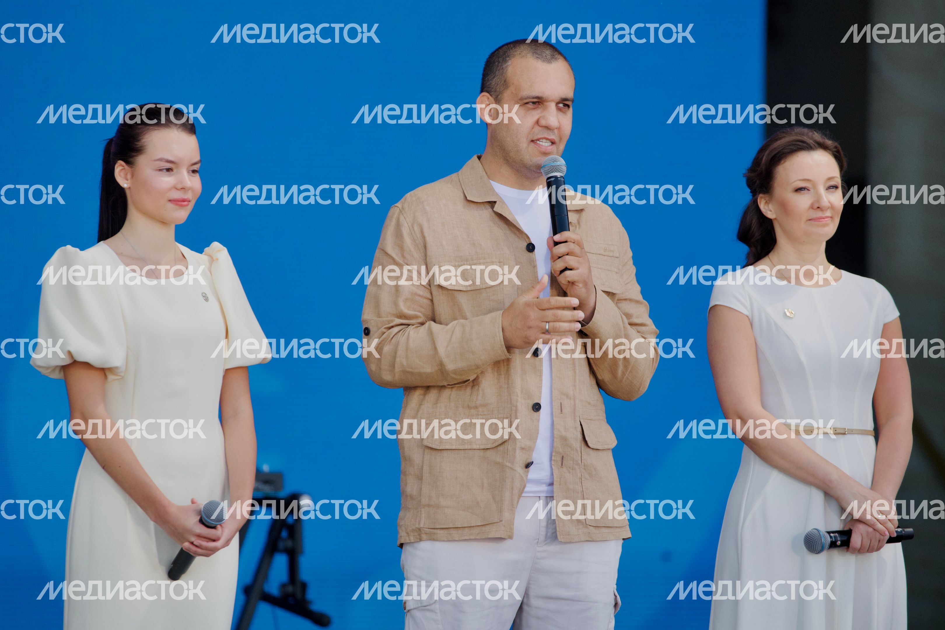 Подмосковные спортсмены с семьями присоединились к параду-шествию на ВДНХ