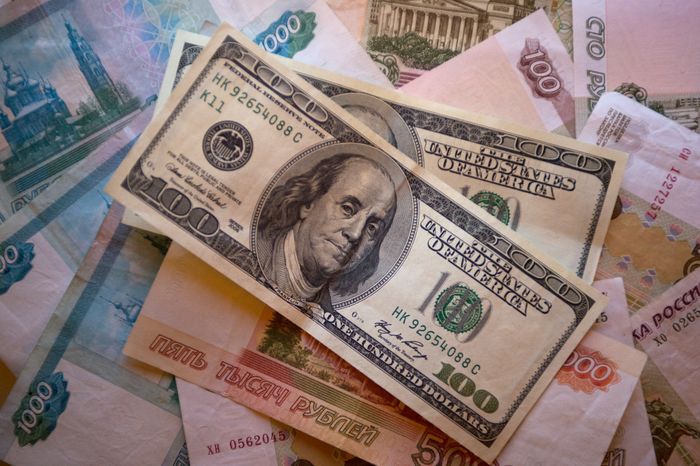 Денежные купюры рублей и долларов США