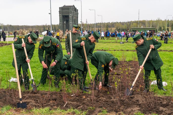 Торжественная высадка масштабного геоглифа к 80-летию Победы