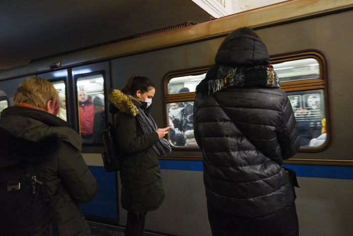 Люди в масках в период эпидемии коронавируса