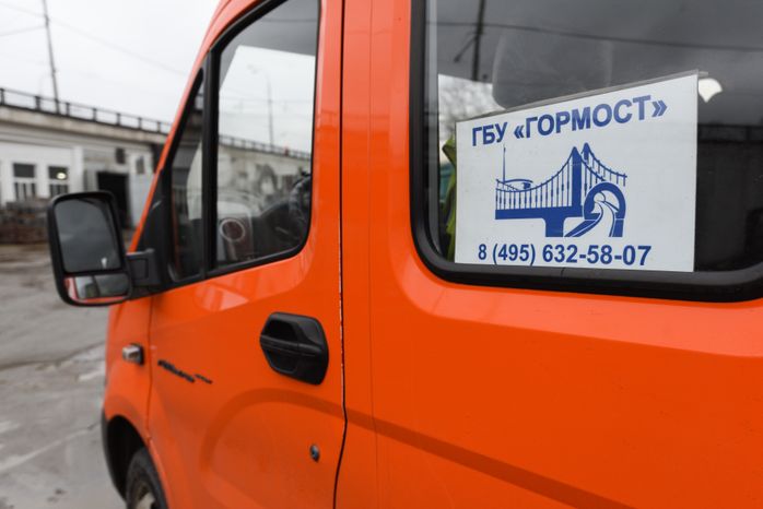 Процесс обработки гранитного камня специалистами ГБУ «Гормост» для облицовки стен подземных пешеходных переходов в Москве