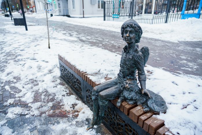 Скульптура «Ангел с котом» на Вознесенской аллее в Электростали