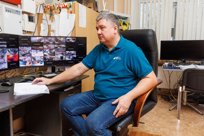 Униформа сотрудников Делового и культурного центра «Костино» в Королеве оформлена в цветах проекта «Умный ДК»