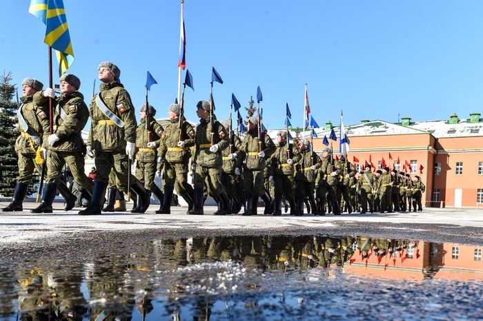 Подготовка военнослужащих отдельного комендантского Преображенского полка к военному параду на Красной площади