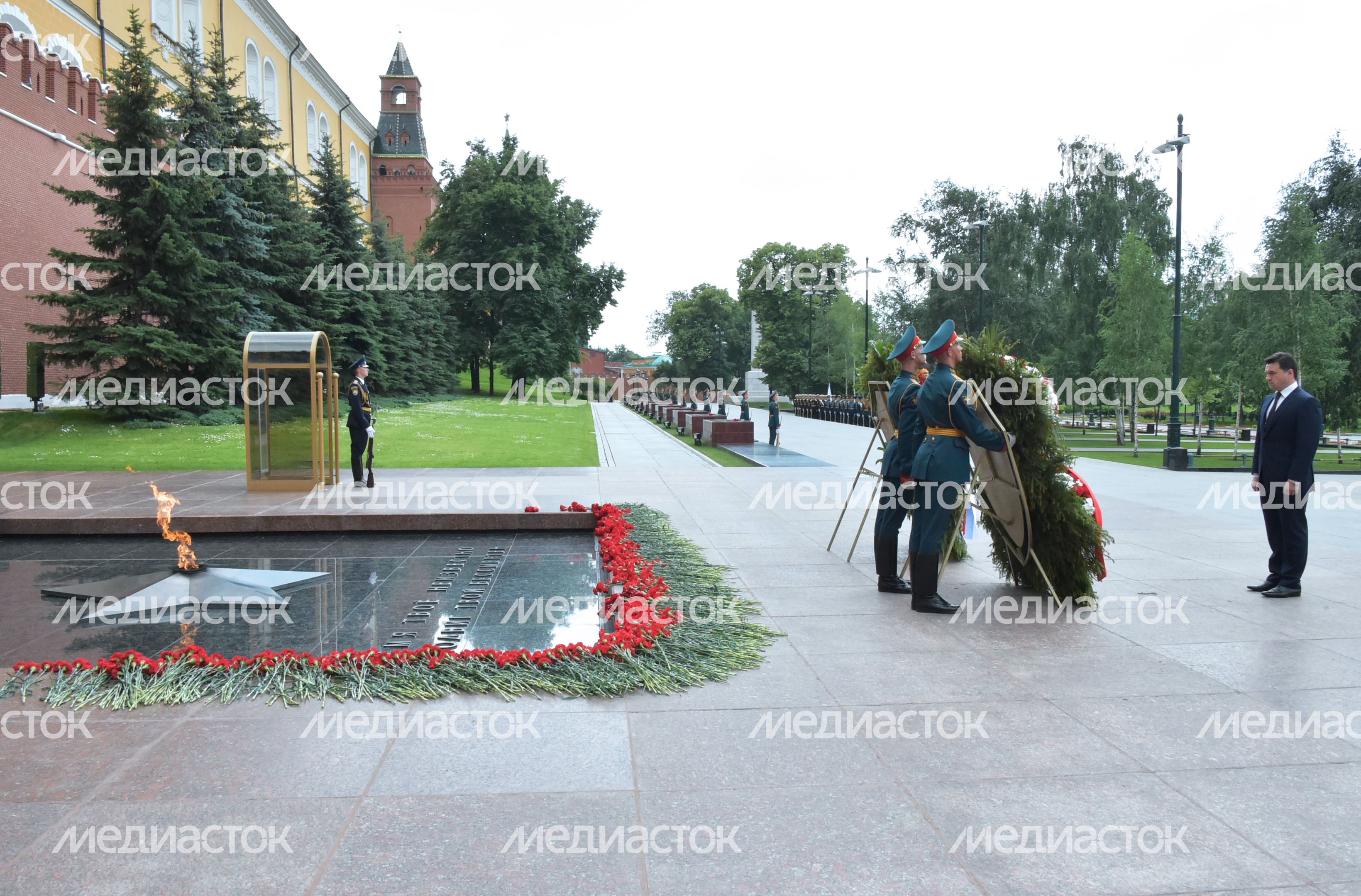 А.Воробьев принял участие в церемонии возложения венков к Вечному огню