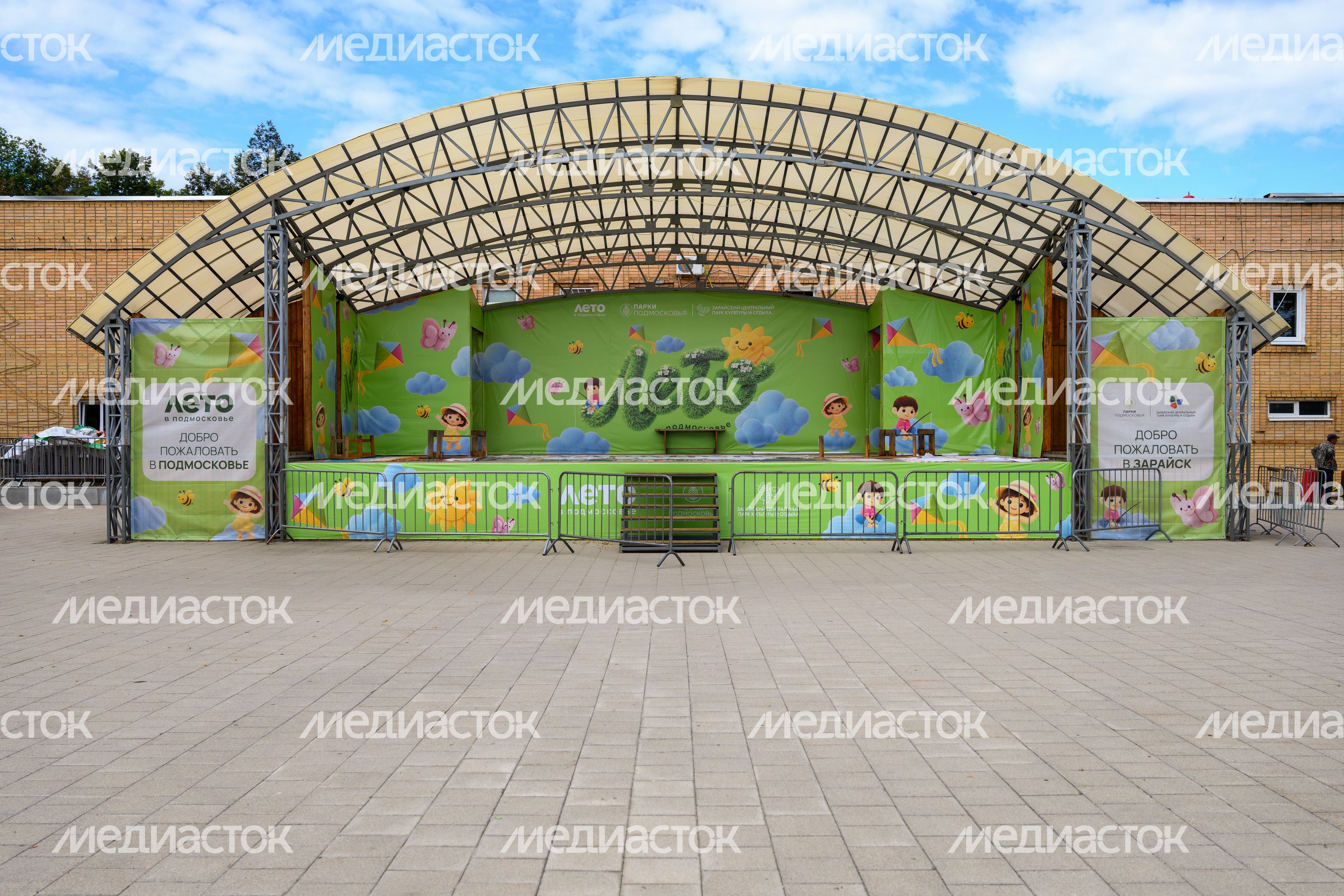 Концертная площадка со сценой и амфитеатром в Зарайском центральном парке культуры и отдыха летом