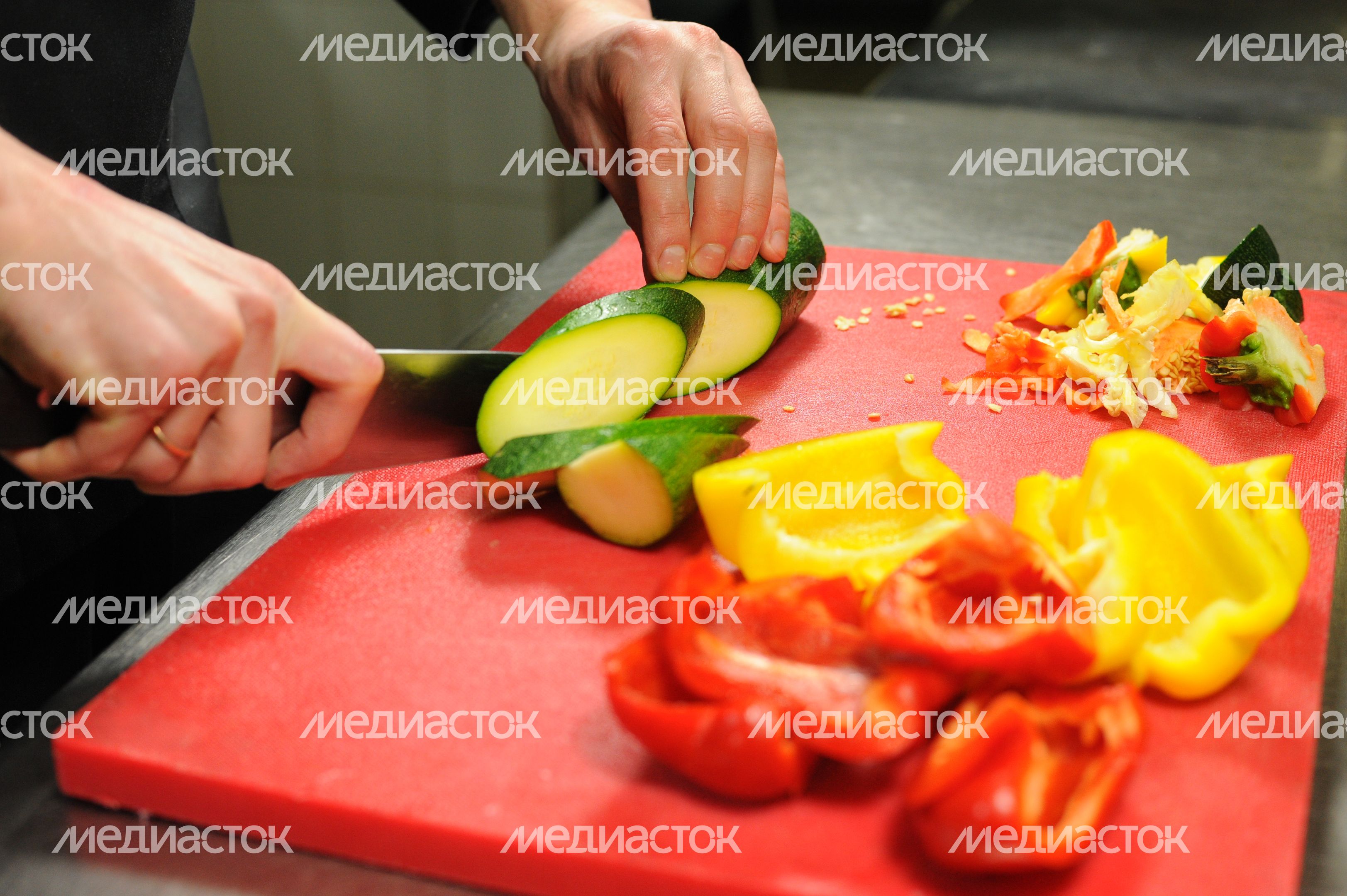 Приготовление шашлыка с овощами