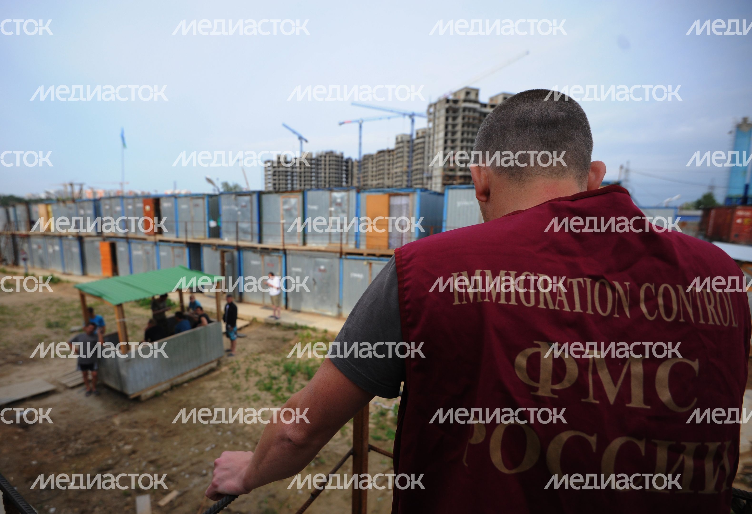 Рейд по пресечению незаконной миграции на стройке в Химках Рейд по пресечению незаконной миграции на стройке в Химках