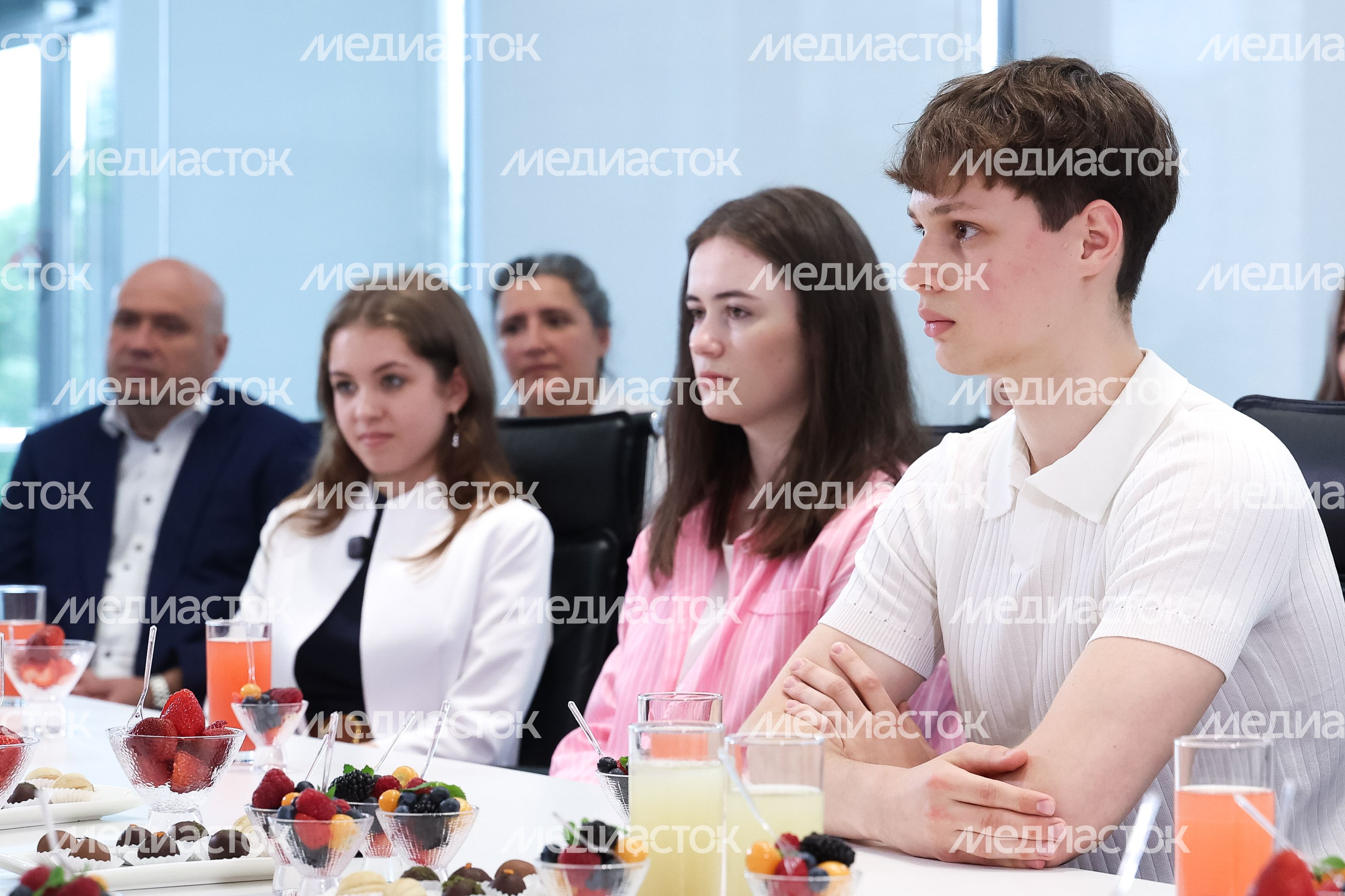 Андрей Воробьев поздравил подмосковных школьников, показавших отличные результаты на ЕГЭ