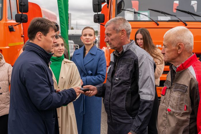 Вице-губернатор Владислав Мурашов вручил ключи от новой коммунальной техники работникам предприятий ЖКХ Подмосковья