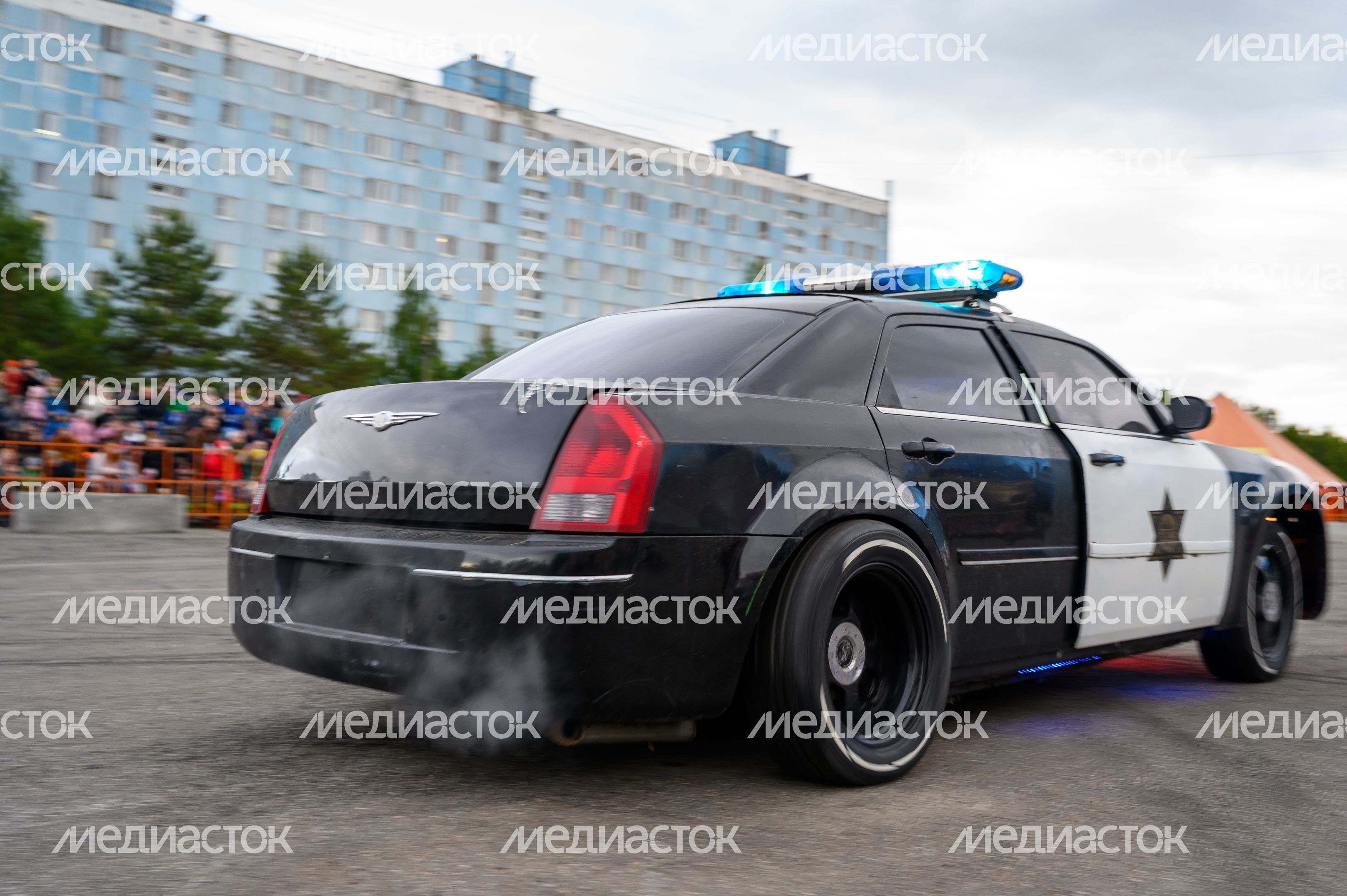 Невероятные трюки на автомобилях на шоу каскадеров в Чехове: робот-трансформер превратился из машины в автобота Невероятные трюки на автомобилях на шоу каскадеров в Чехове: робот-трансформер превратился из машины в автобота