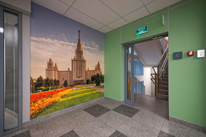 Здание МГУ на стене Академического корпуса Гимназии имени Подольских курсантов после капитального ремонта в Подольске