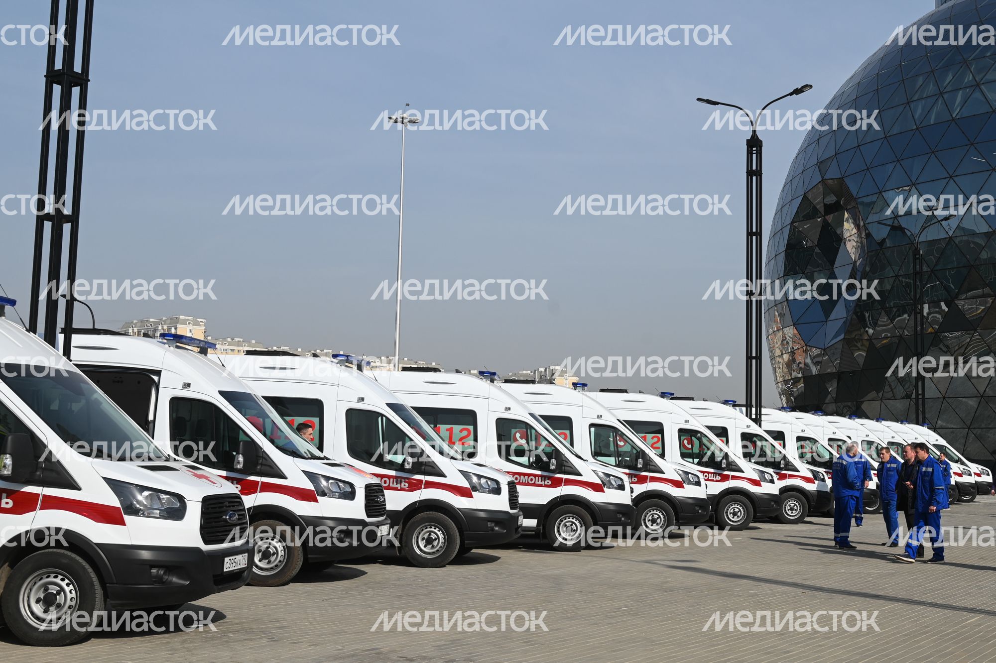 Передача Губернатором Подмосковья ключей от новых автомобилей областной станции скорой медицинской помощи