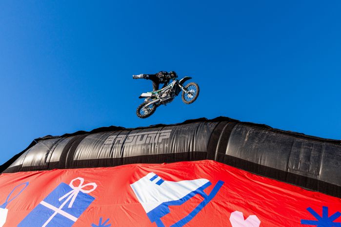 Зимний фристайл-мотокросс от команды FMX13 в Одинцово