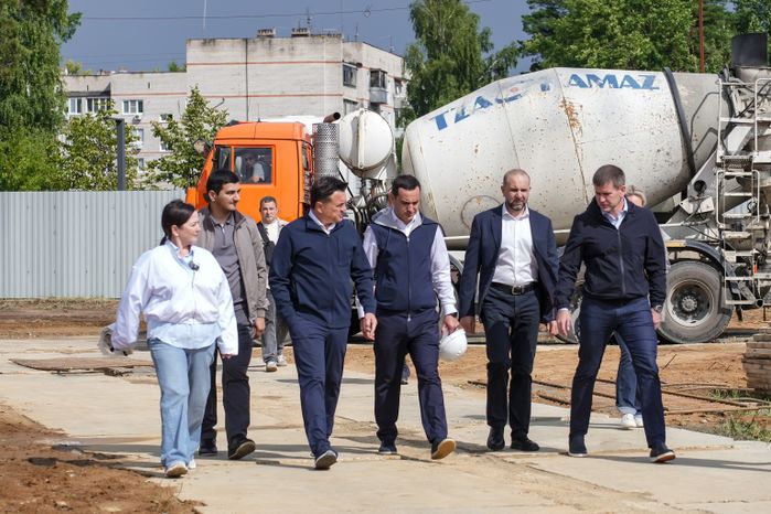 Андрей Воробьев проверил ход работ по возведению пристройки к лицею в Ликино-Дулево