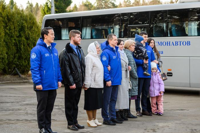 Основной экипаж космонавтов МКС-73 в составе Джонни Кима, Сергея Рыжикова и Алексея Зубрицкого отправился на космодром