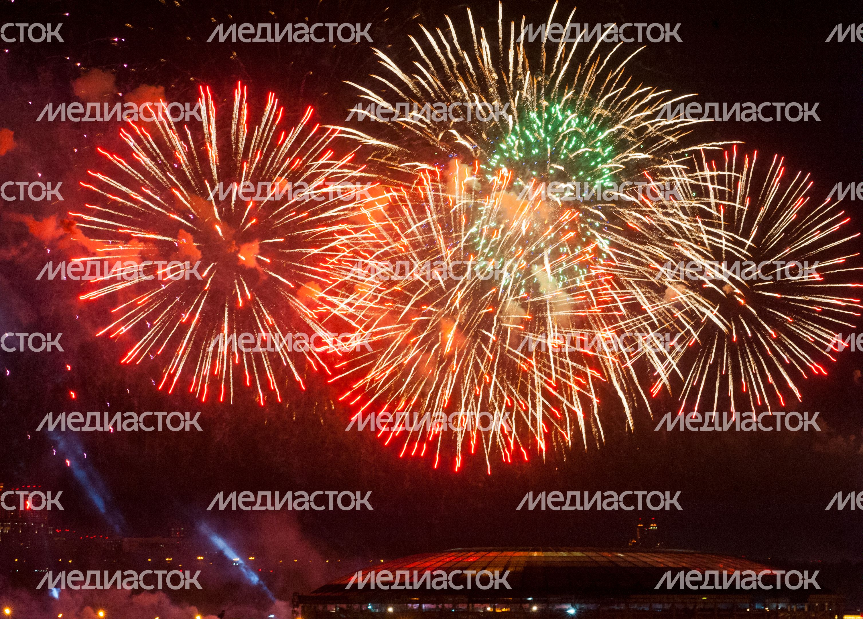 Праздничный салют на День Победы в Москве