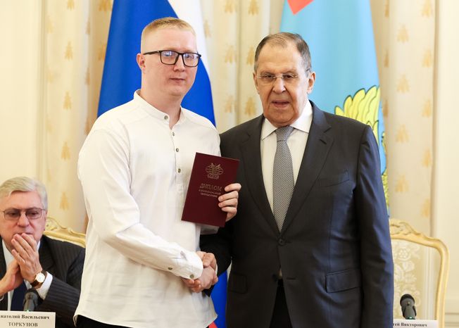Сергей Лавров и Кирилл Чернышев на церемонии вручения дипломов ветеранам СВО