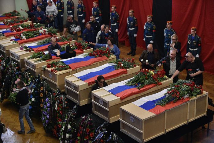 Прощание с погибшими членами экипажа самолета Ил-76 в Жуковском