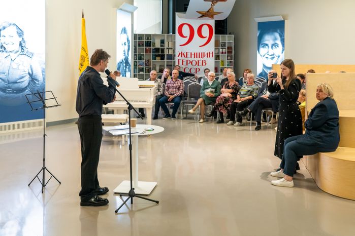 Актер Владимир Кошевой прочел стихи в День памяти и скорби в Музее Зои Космодемьянской в Рузском округе