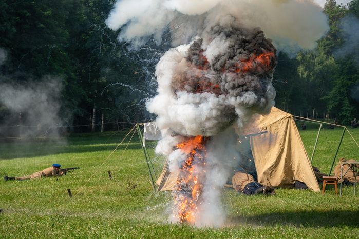 Реконструкция боя на военно-историческом фестивале «Ополчение. По зову сердца» в музее-заповеднике «Горки Ленинские»