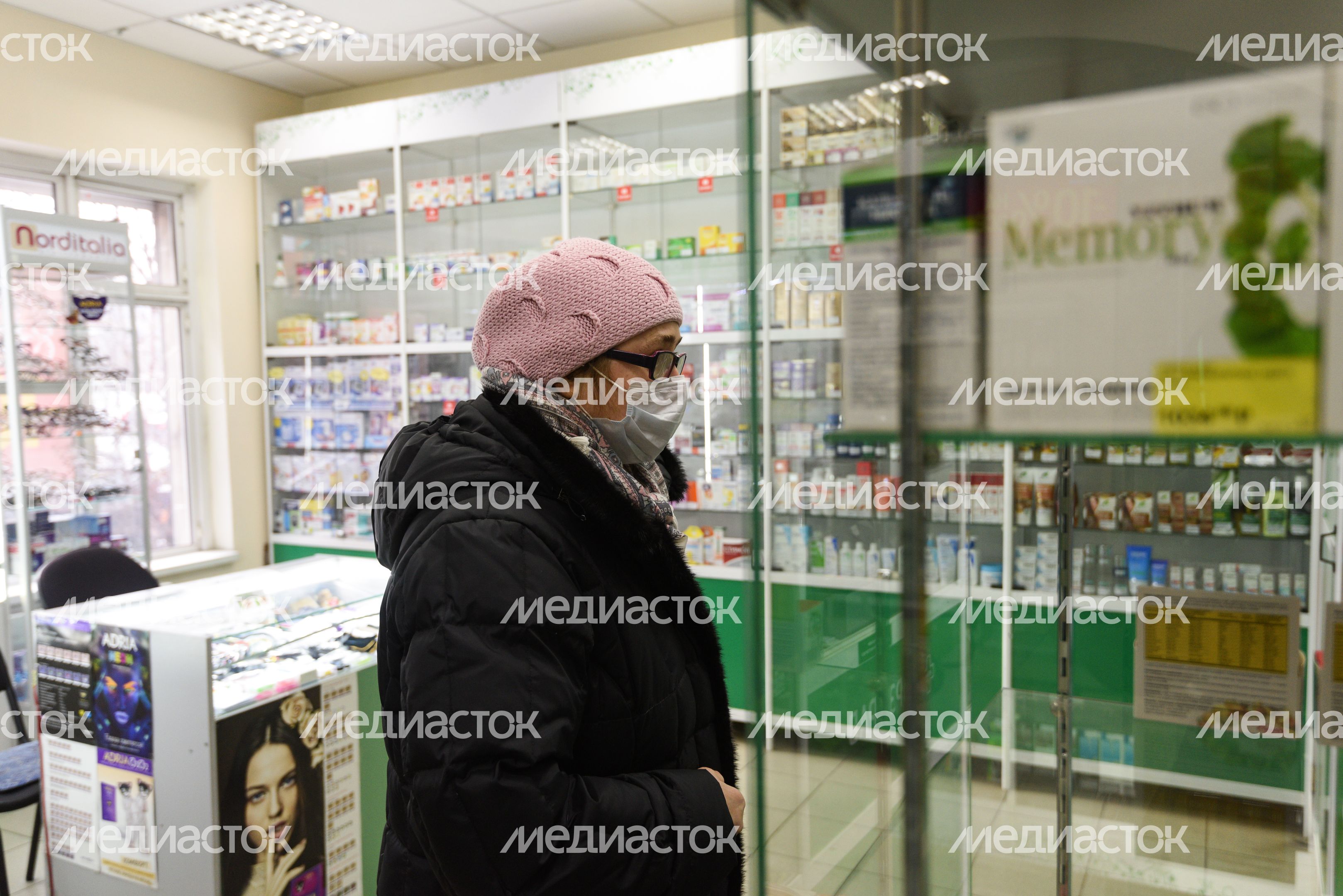 Люди в масках в период эпидемии коронавируса