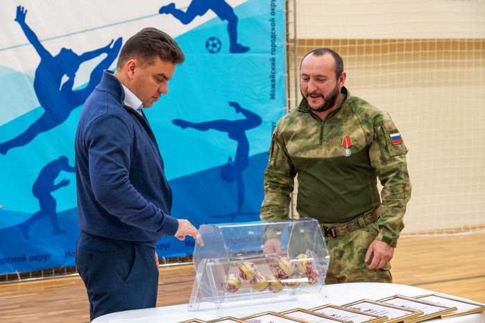 Глава Можайского округа Денис Мордвинцев и ветеран СВО Роман Гомыляев провели жеребьевку команд Единой школьной лиги