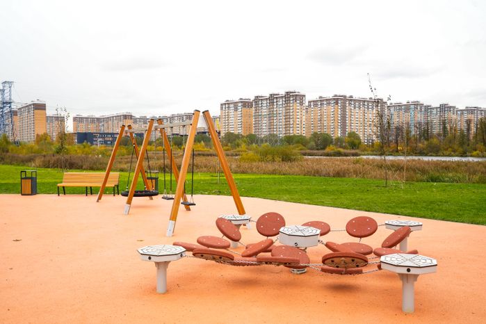 В Люберцах благоустроили парк "Дружба" с пешеходным мостом через озеро Черное