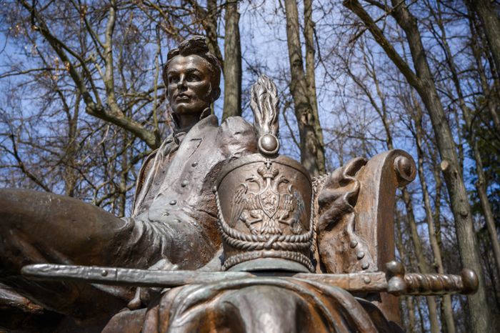 Памятник русскому прозаику Ивану Лажечникову в парке усадьбы Кривякино