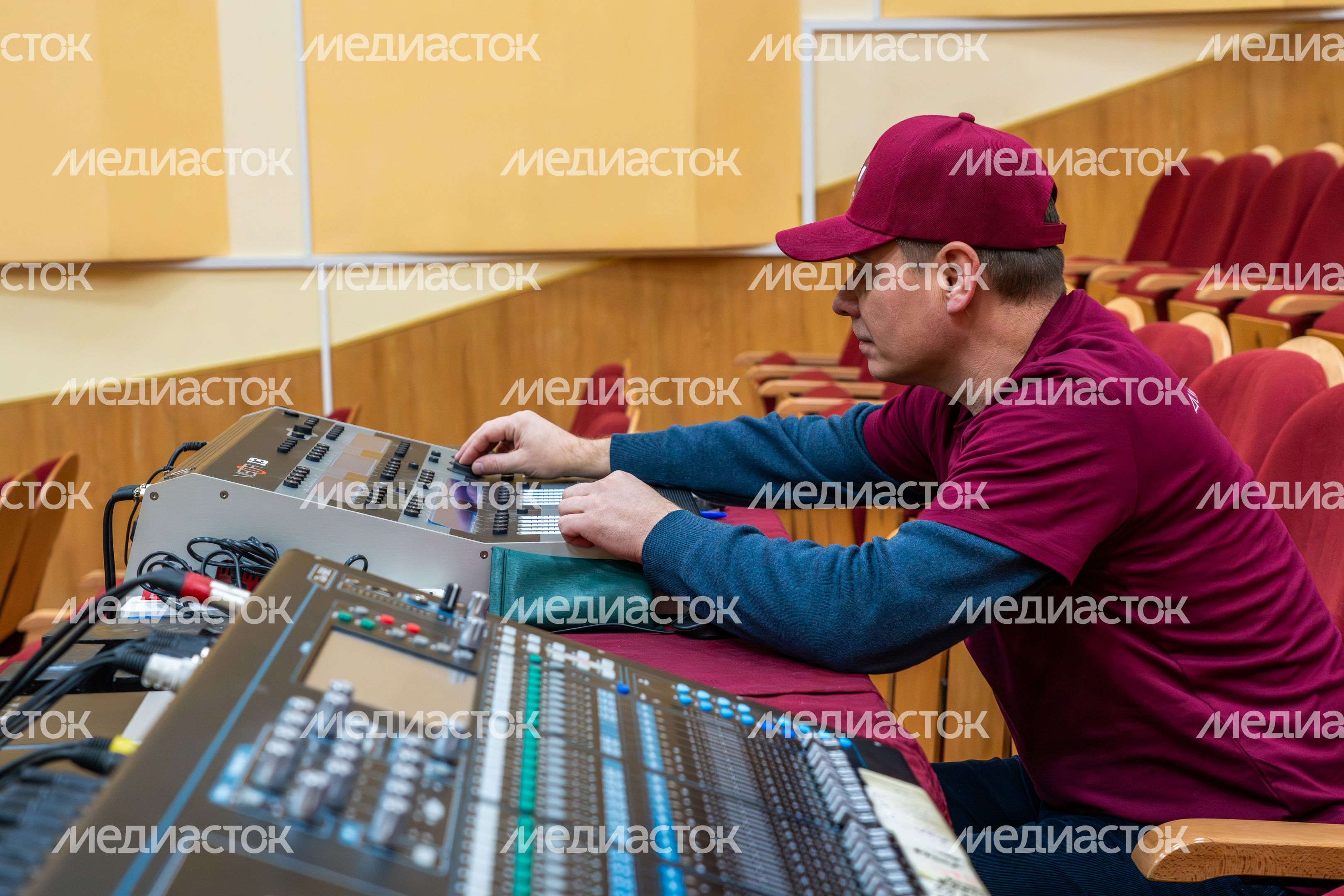 Униформа сотрудников ДК «Мечта» в поселке Селятино Наро-Фоминского округа оформлена в цветах проекта «Умный ДК» Униформа сотрудников ДК «Мечта» в поселке Селятино Наро-Фоминского округа оформлена в цветах проекта «Умный ДК»